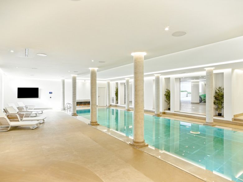 Une propriété architecturale unique, orientée sud, située dans la communauté fermée exclusive de Sierra Blanca sur Marbella