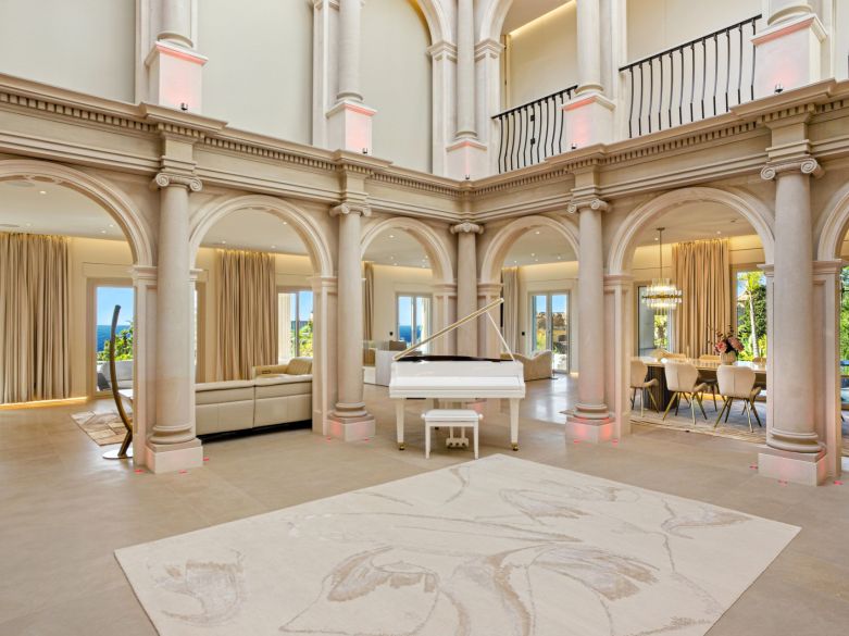 Une propriété architecturale unique, orientée sud, située dans la communauté fermée exclusive de Sierra Blanca sur Marbella