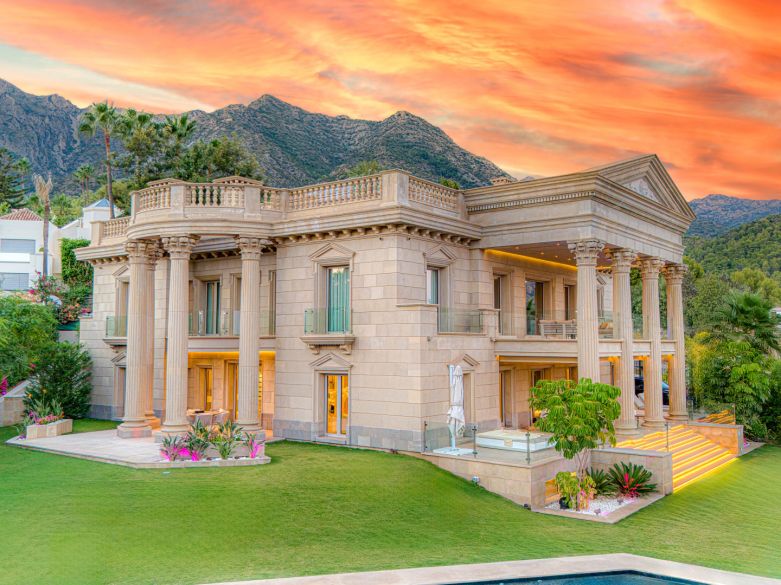 Une propriété architecturale unique, orientée sud, située dans la communauté fermée exclusive de Sierra Blanca sur Marbella