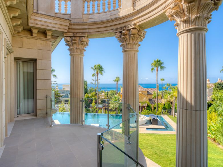 Une propriété architecturale unique, orientée sud, située dans la communauté fermée exclusive de Sierra Blanca sur Marbella