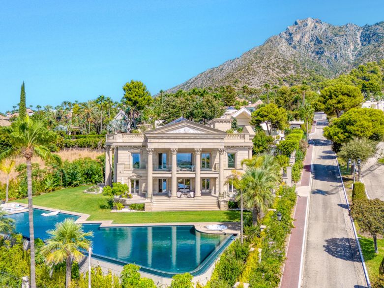 Une propriété architecturale unique, orientée sud, située dans la communauté fermée exclusive de Sierra Blanca sur Marbella