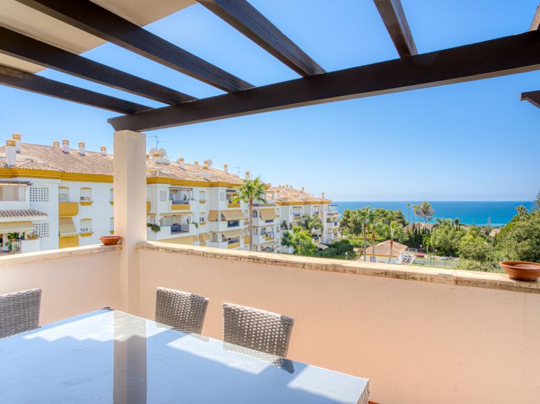 Ático dúplex orientado al sur con vistas al mar, situado en la comunidad de Pinos de Nagüeles, en Marbella ́sGolden Mile