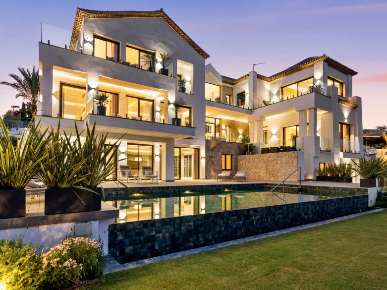 Grand villa in Los Flamingos with sea views!