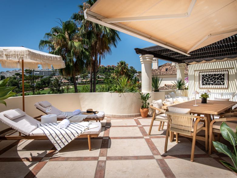 ¡Ático reformado en la prestigiosa urbanización Las Alamandas!