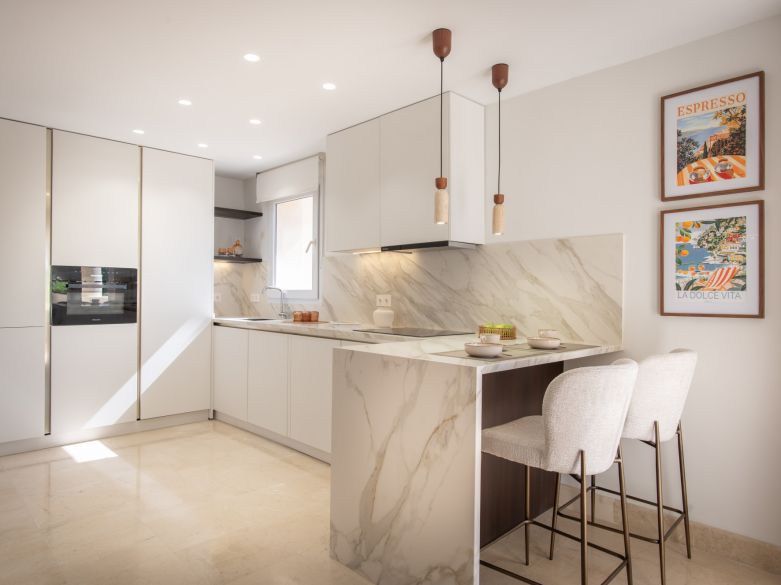 ¡Ático reformado en la prestigiosa urbanización Las Alamandas!