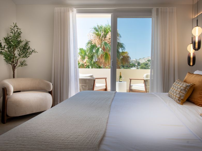 ¡Ático reformado en la prestigiosa urbanización Las Alamandas!