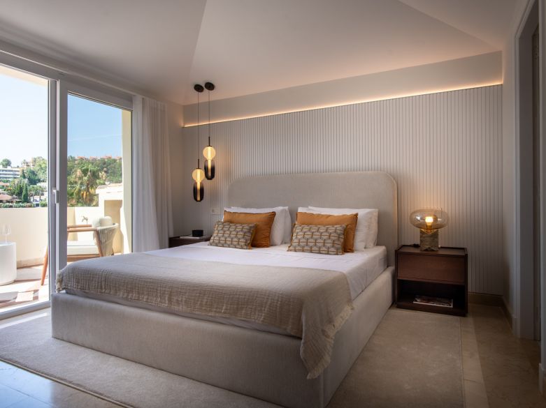 ¡Ático reformado en la prestigiosa urbanización Las Alamandas!