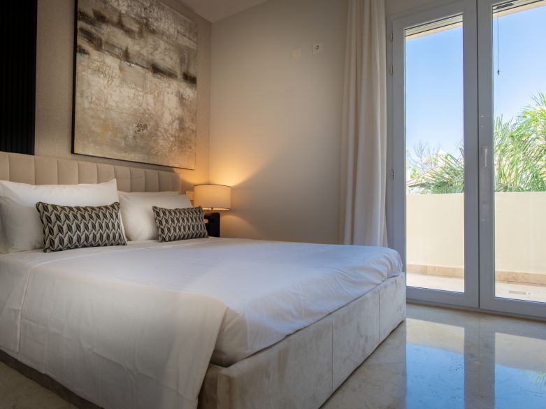 ¡Ático reformado en la prestigiosa urbanización Las Alamandas!