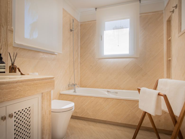 ¡Ático reformado en la prestigiosa urbanización Las Alamandas!