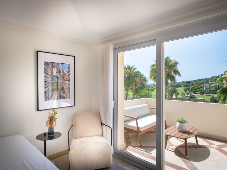 ¡Ático reformado en la prestigiosa urbanización Las Alamandas!