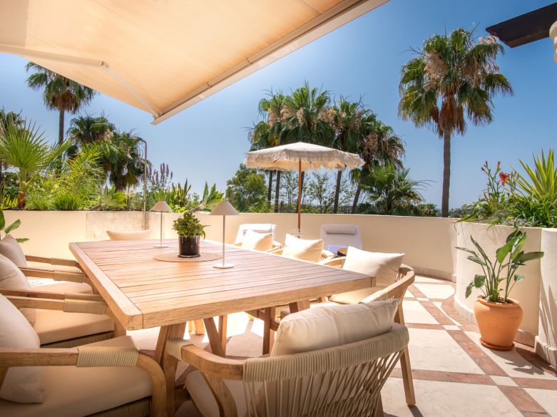 ¡Ático reformado en la prestigiosa urbanización Las Alamandas!