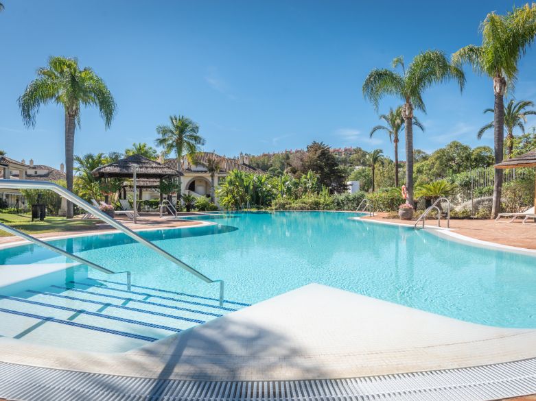 ¡Ático reformado en la prestigiosa urbanización Las Alamandas!