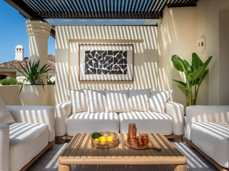 ¡Ático reformado en la prestigiosa urbanización Las Alamandas!