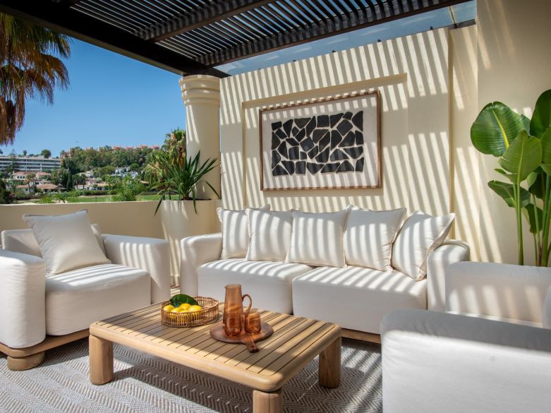 ¡Ático reformado en la prestigiosa urbanización Las Alamandas!