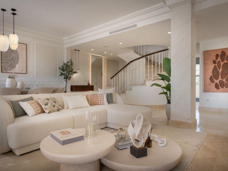 ¡Ático reformado en la prestigiosa urbanización Las Alamandas!