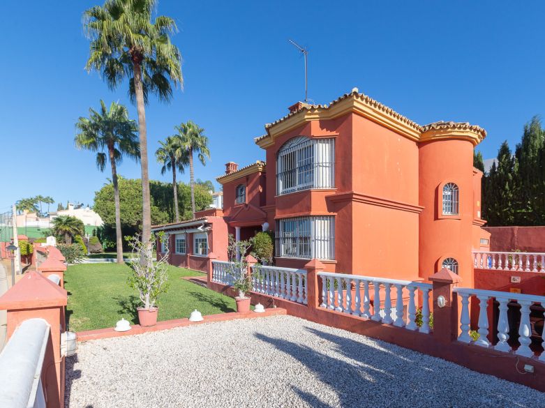 Villa with sea views in Seghers, Estepona
