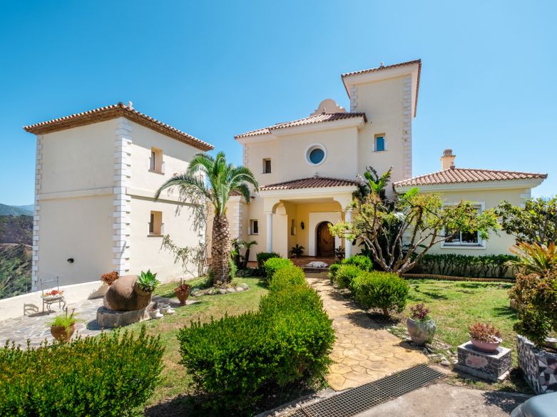 Fantastic villa set on a 60.000m2 plot in Estepona with mountain and sea views