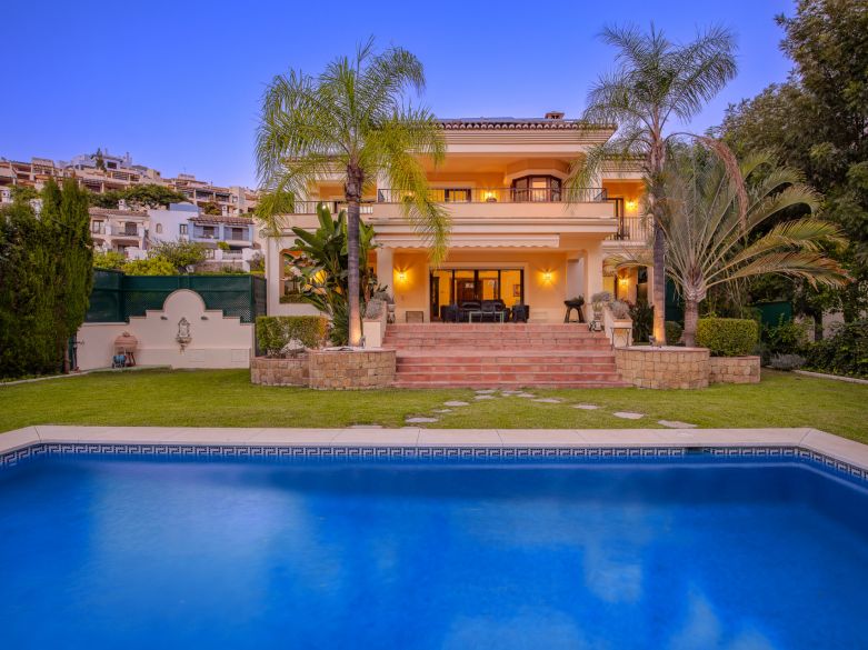 Villa for sale in Los Arqueros, Benahavis