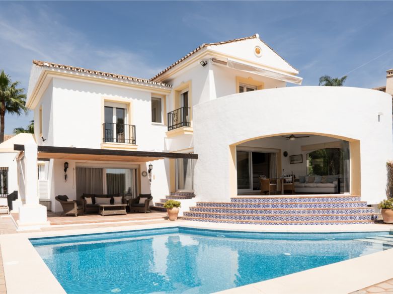 Villa Felisa - Detached Villa in El Paraiso Alto, Benahavis