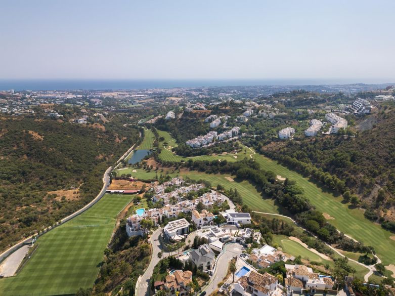 Prime Plot with Project in Lomas de La Quinta, Benahavís