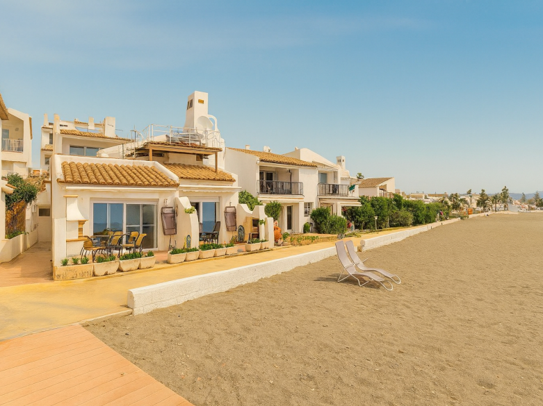 Renovated Beachfront Villa/Townhouse with Direct Sea Access