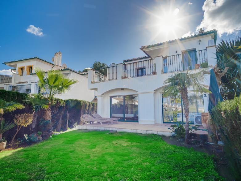 Lovely three-bedroom semi detached Villa in a gated community of Riviera Del Sol