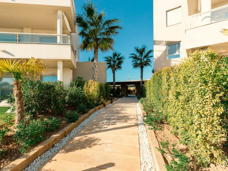 Impresionante ático de tres dormitorios con orientación suroeste situado en la residencia privada de Sun Valley l, dentro del complejo La Cala Golf