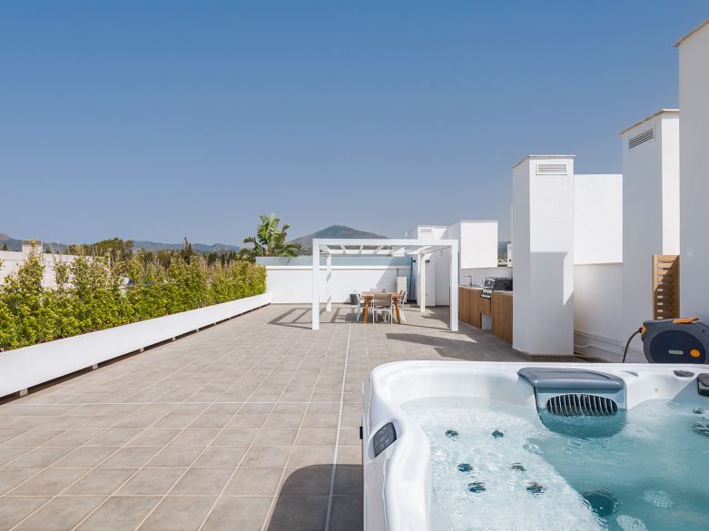 Modern Penthouse with Huge Rooftop Solarium in San Pedro’s North Side!