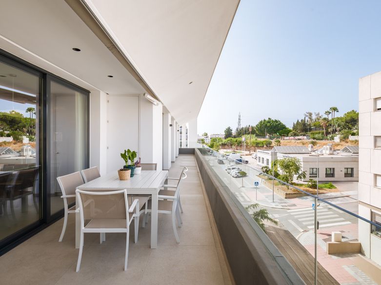 Modern Penthouse with Huge Rooftop Solarium in San Pedro’s North Side!