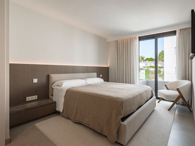Modern Penthouse with Huge Rooftop Solarium in San Pedro’s North Side!
