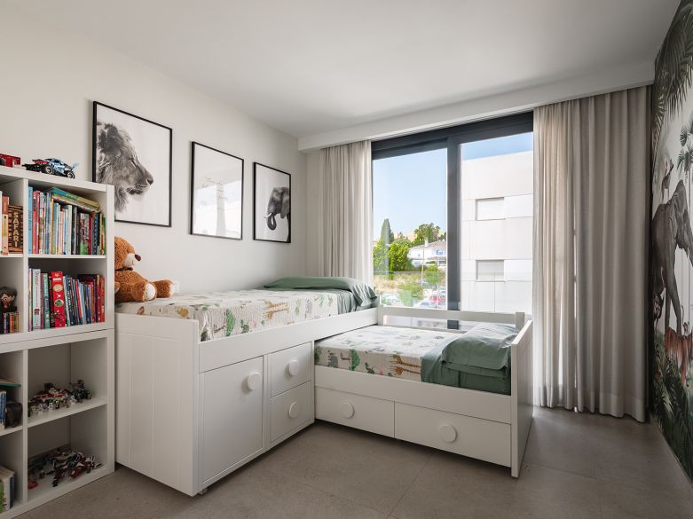 Modern Penthouse with Huge Rooftop Solarium in San Pedro’s North Side!