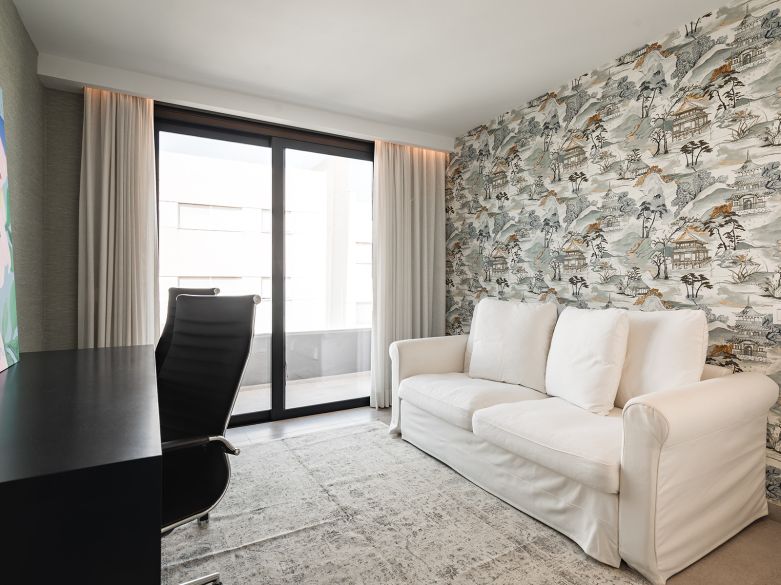 Modern Penthouse with Huge Rooftop Solarium in San Pedro’s North Side!
