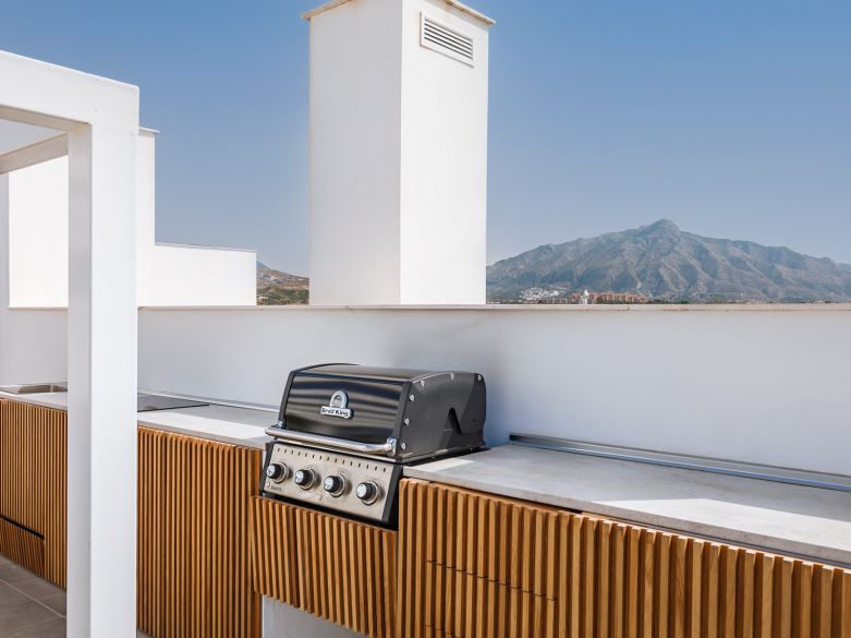 Modern Penthouse with Huge Rooftop Solarium in San Pedro’s North Side!