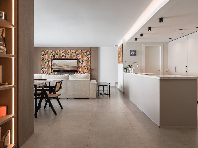 Modern Penthouse with Huge Rooftop Solarium in San Pedro’s North Side!