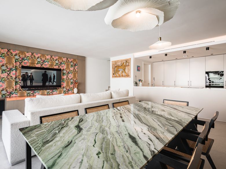 Modern Penthouse with Huge Rooftop Solarium in San Pedro’s North Side!