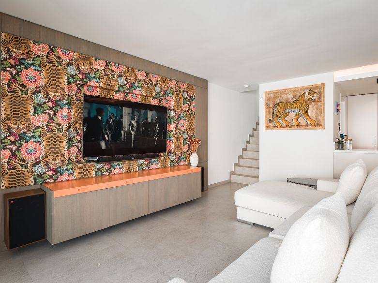 Modern Penthouse with Huge Rooftop Solarium in San Pedro’s North Side!