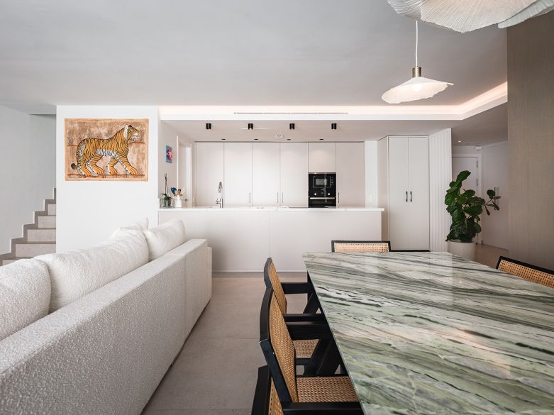 Modern Penthouse with Huge Rooftop Solarium in San Pedro’s North Side!