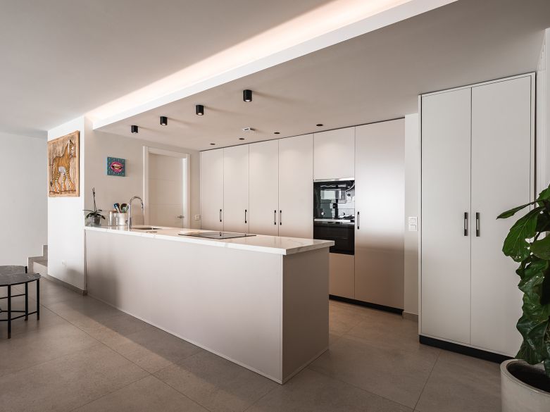 Modern Penthouse with Huge Rooftop Solarium in San Pedro’s North Side!