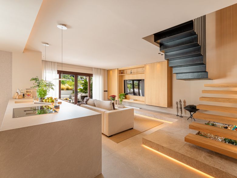 Ático Dúplex de Lujo en Lomas del Rey – Vida Moderna en la Milla de Oro de Marbella
