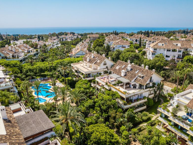 Ático Dúplex de Lujo en Lomas del Rey – Vida Moderna en la Milla de Oro de Marbella