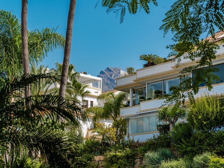 Ático Dúplex de Lujo en Lomas del Rey – Vida Moderna en la Milla de Oro de Marbella