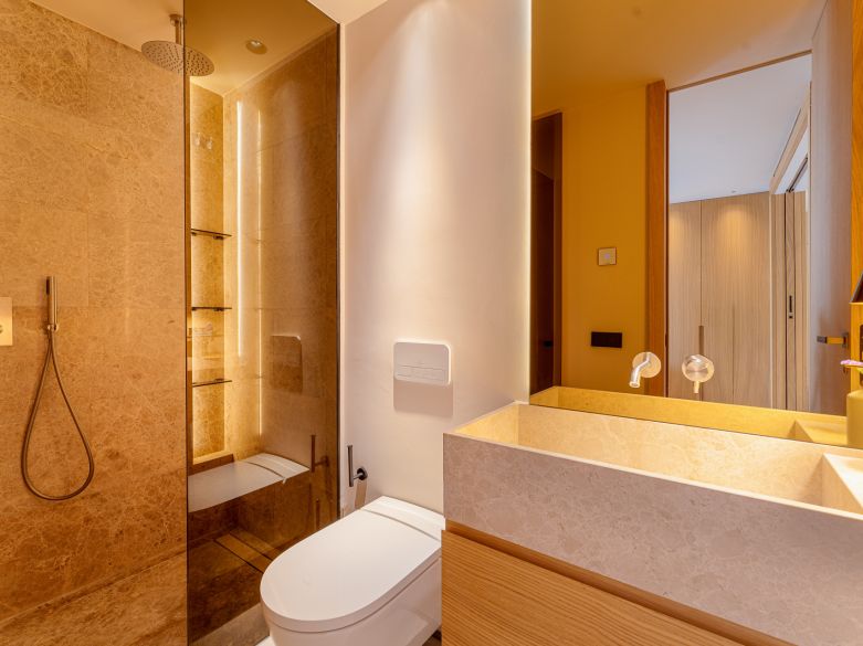 Ático Dúplex de Lujo en Lomas del Rey – Vida Moderna en la Milla de Oro de Marbella