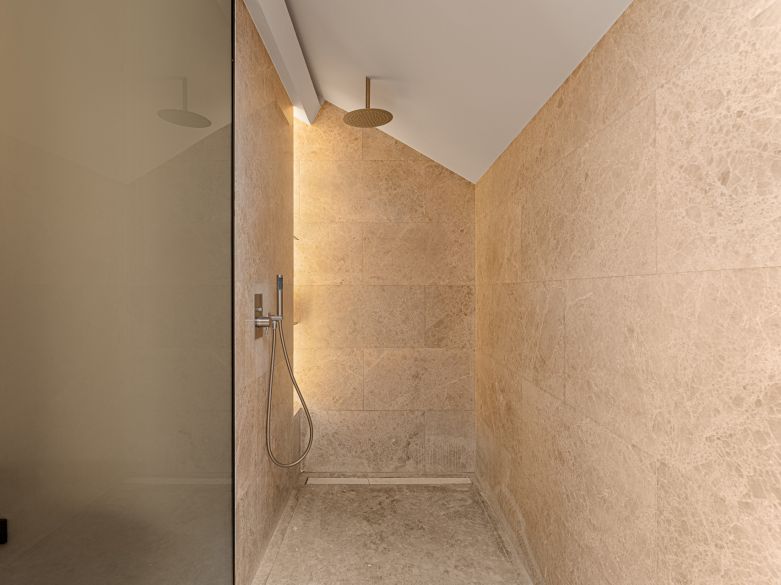 Ático Dúplex de Lujo en Lomas del Rey – Vida Moderna en la Milla de Oro de Marbella