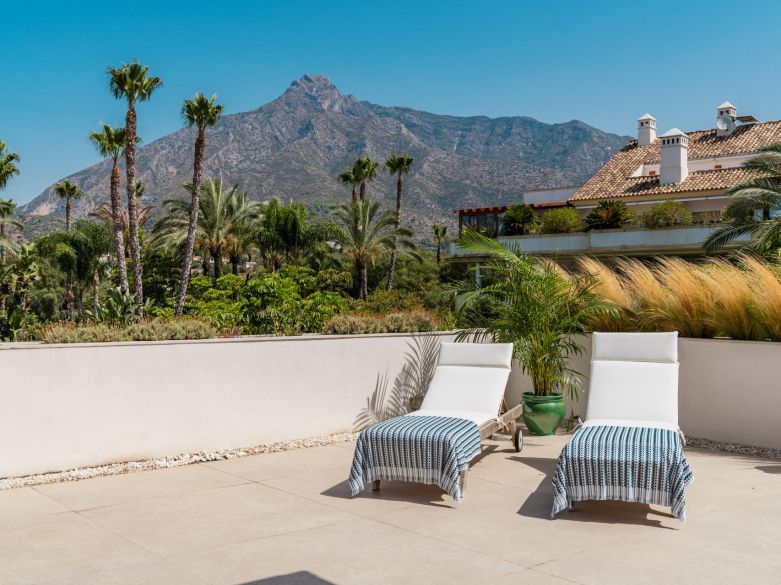 Ático Dúplex de Lujo en Lomas del Rey – Vida Moderna en la Milla de Oro de Marbella