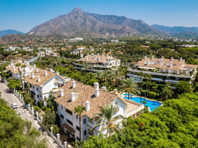 Ático Dúplex de Lujo en Lomas del Rey – Vida Moderna en la Milla de Oro de Marbella