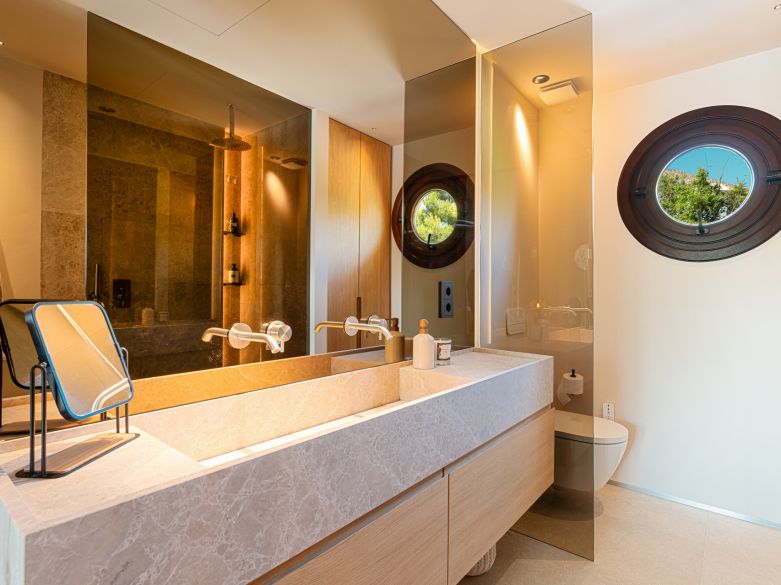 Ático Dúplex de Lujo en Lomas del Rey – Vida Moderna en la Milla de Oro de Marbella