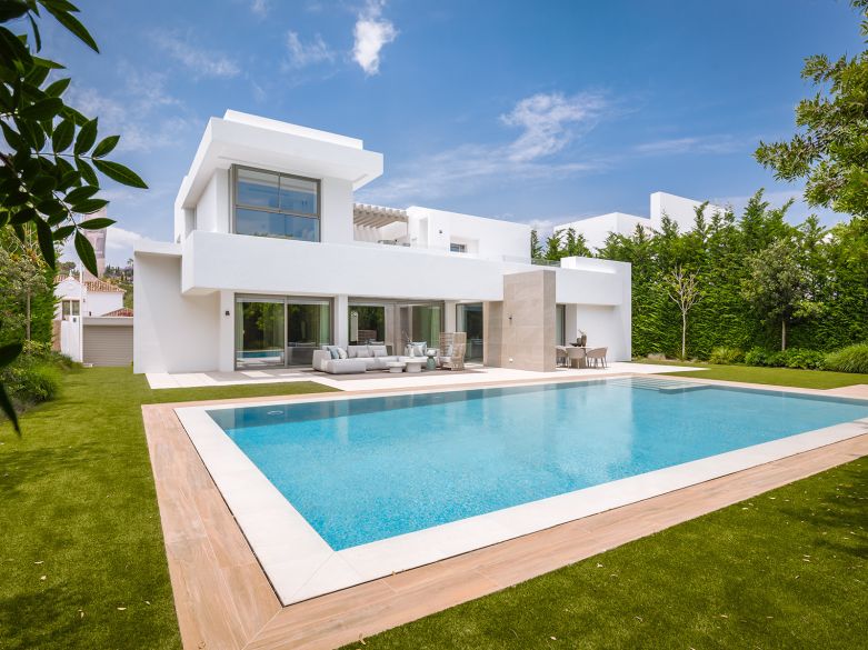 Contemporary Elegance on the New Golden Mile – Stylish 5-Bedroom Villa in El Paraíso