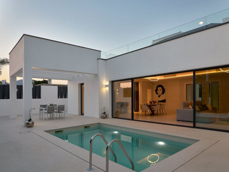 VILLA MODERNA DE 3 DORMITORIOS CON PISCINA JUNTO A LA PLAYA