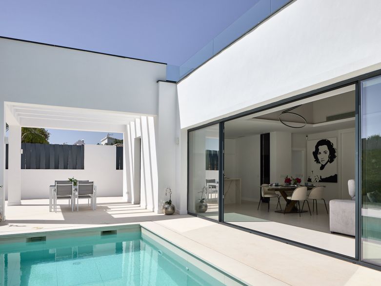 VILLA MODERNA DE 3 DORMITORIOS CON PISCINA JUNTO A LA PLAYA