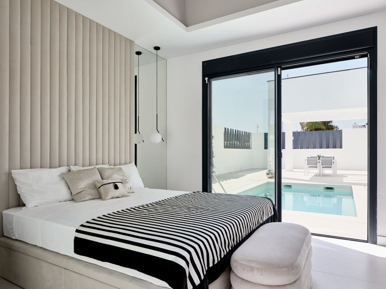 VILLA MODERNA DE 3 DORMITORIOS CON PISCINA JUNTO A LA PLAYA